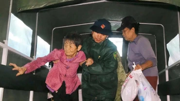 Phường Cửa Lò (Nghệ An) khẩn trương sơ tán người dân đến nơi an toàn trước bão số 5.