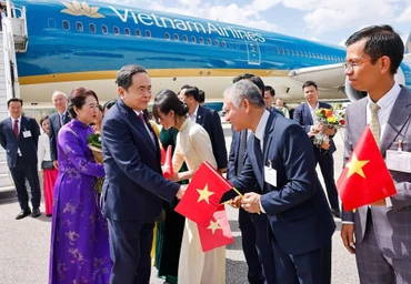 Cán bộ, nhân viên Đại sứ quán và cộng đồng người Việt Nam đón Chủ tịch Quốc hội Trần Thanh Mẫn và Phu nhân tại sân bay quốc tế Geneva. (Ảnh: TTXVN)