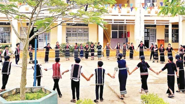 Trên sân Trường trung học cơ sở Tân Thượng, tỉnh Lâm Đồng trong giờ ngoại khóa. 