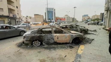 Phương tiện bị phá hủy sau cuộc đụng độ tại Tripoli, Libya. (Ảnh: THX/TTXVN) 