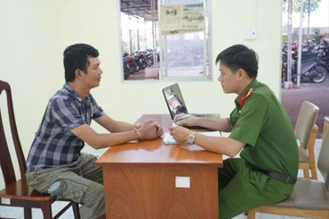 Cơ quan chức năng làm việc với đối tượng Trần Như Phước. (Ảnh: Công an cung cấp)