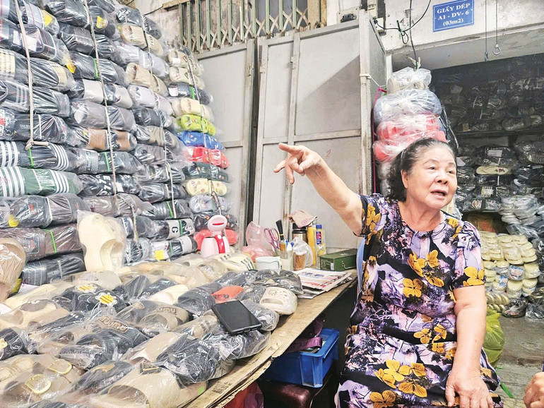 Bà Nguyễn Thị Dung kể những câu chuyện làm ăn buôn bán của gia đình mình thời bao cấp ở khu chợ Đồng Xuân - Bắc Qua. Ảnh: THANH HUYỀN mot-dong-chay-01.jpg