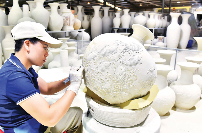 Kế thừa tinh hoa của gốm Chu Đậu cổ, sản phẩm gốm Chu Đậu hiện đại được cả khách hàng trong nước và quốc tế đánh giá cao. gom-chu-dau.jpg