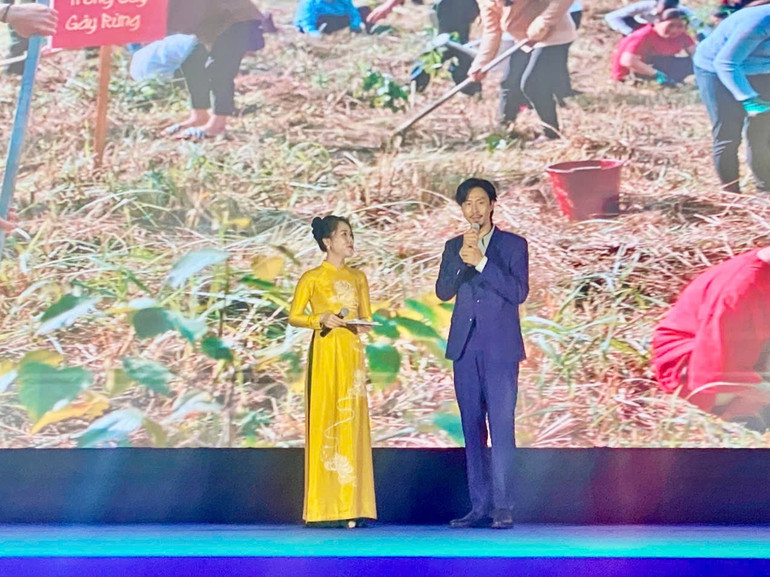 Rapper Nguyễn Đức Cường (Đen Vâu) đã chia sẻ thông điệp đầy cảm hứng tại buổi lễ. ca-si-den-vau-chia-se-cam-xuc-trong-buoi-le-khai-mac.jpg
