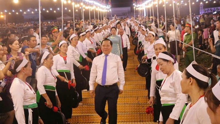 Bí thư Tỉnh ủy Hòa Bình Nguyễn Phi Long (giữa) tại Lễ cầu ngư thả hoa đăng 2025. 03c3377ab64a0114585b.jpg