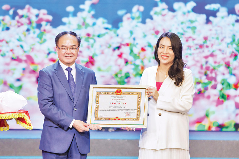 Thứ trưởng Nội vụ Vũ Chiến Thắng tặng bằng khen của Bộ Nội vụ cho Quỹ Vì tầm vóc Việt tại Lễ Kỷ niệm 10 năm thành lập. ketnoi-cong-dong3.jpg