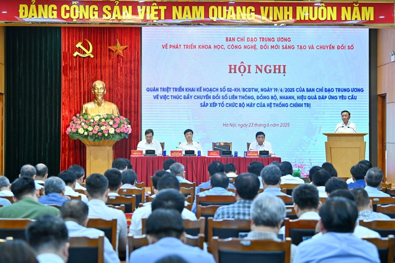 Tại hội nghị triển khai thực hiện Kế hoạch số 02, Ban Chỉ đạo Trung ương đã giải đáp nhiều băn khoăn về cơ chế vận hành và chính sách ưu tiên chuyển đổi số. (Ảnh: Duy Linh) c568323c20dd9783cecc.jpg