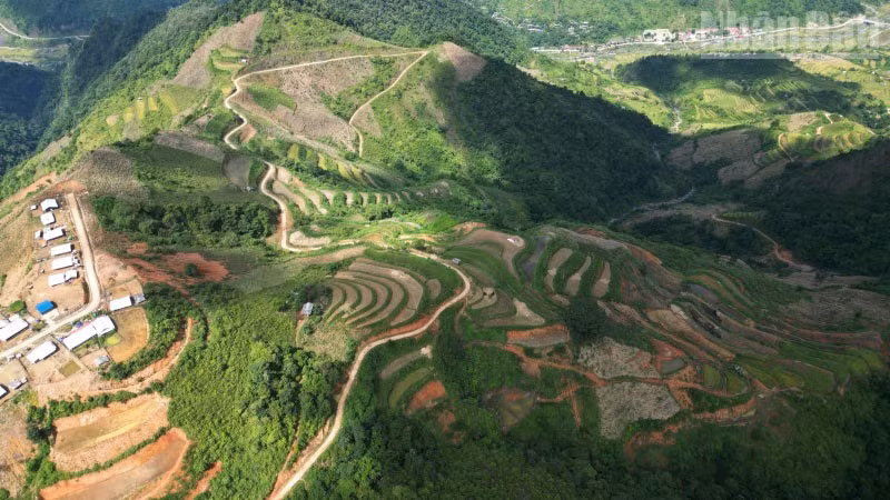 Nhìn từ trên cao, đường lên bản Huổi Có, xã Mường La như sợi chỉ vắt trên những triền núi.