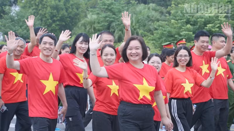 Tại Quảng trường Tây Bắc, phường Tô Hiệu, tỉnh Sơn La, chương trình đã thu hút hơn 4.000 người thuộc các lực lượng, lứa tuổi tham gia đi bộ.