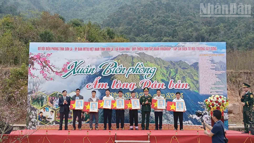 Lãnh đạo Ban Chỉ huy Bộ đội Biên phòng tỉnh Sơn La tặng cờ Tổ quốc, ảnh Bác Hồ cho 17 bản của xã Xuân Nha.