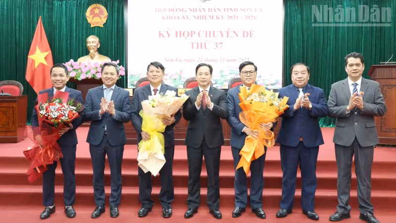 Đồng chí Hoàng Văn Nghiệm, Bí thư Tỉnh ủy Sơn La tặng hoa chúc mừng các đồng chí được Hội đồng nhân dân bầu tại kỳ họp thứ 37.