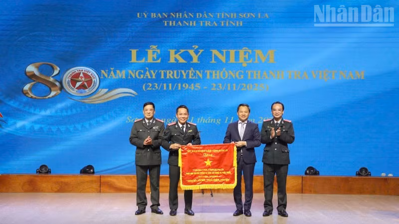 Đồng chí Nguyễn Đình Việt, Phó Bí thư Tỉnh ủy, Chủ tịch Ủy ban nhân dân tỉnh Sơn La tặng bức trướng của Ủy ban nhân dân tỉnh cho Thanh tra tỉnh Sơn La.