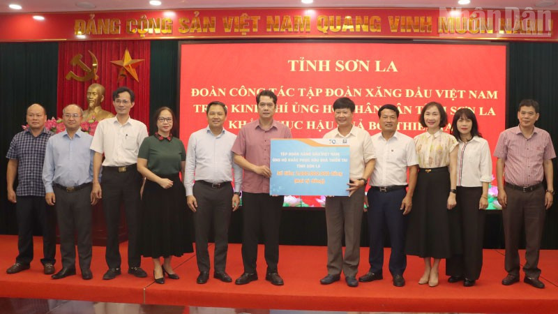 Tập đoàn Xăng dầu Việt Nam trao biểu trưng 2 tỷ đồng cho Ủy ban Mặt trận Tổ quốc Việt Nam tỉnh Sơn La.