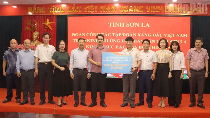 Tập đoàn Xăng dầu Việt Nam trao biểu trưng 2 tỷ đồng cho Ủy ban Mặt trận Tổ quốc Việt Nam tỉnh Sơn La.