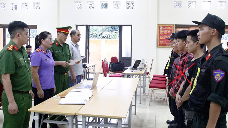 Cơ quan Cảnh sát điều tra, Công an tỉnh Sơn La thi hành các quyết định tố tụng với các đối tượng khai thác vàng trái phép tại xã Gia Phù.