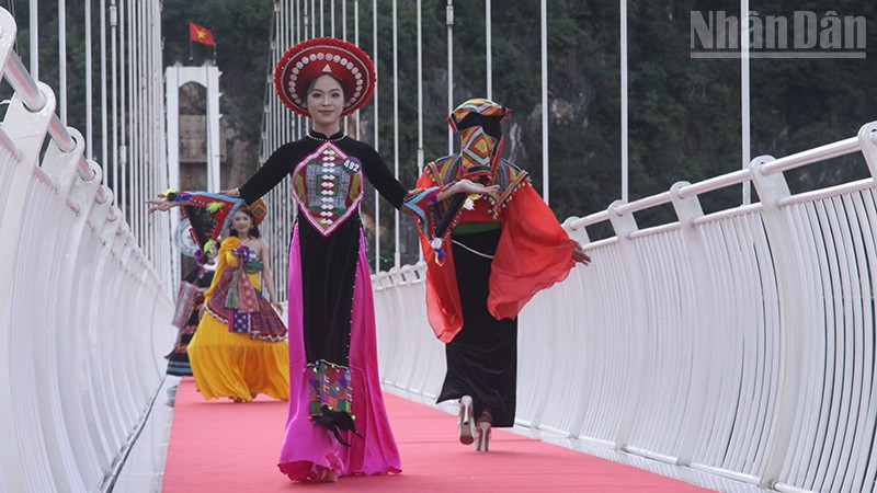 Các thí sinh tham gia tại phần thi trình diễn trang phục các dân tộc tại Cầu kính Bạch Long dài nhất thế giới.