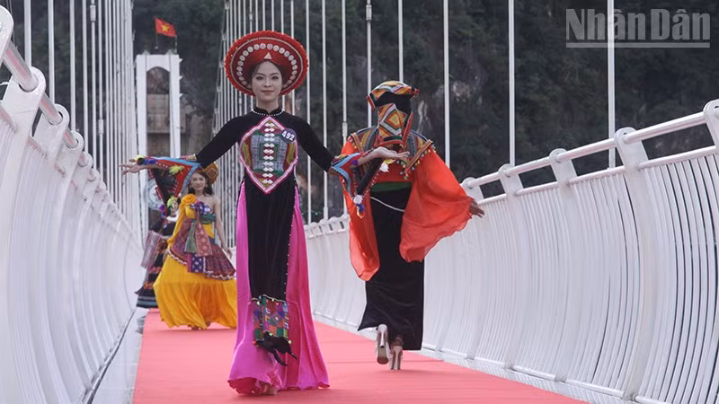 Các thí sinh tham gia tại phần thi trình diễn trang phục các dân tộc tại Cầu kính Bạch Long dài nhất thế giới.