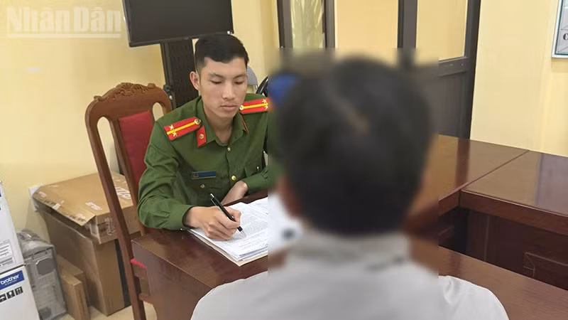 Công an xã Chiềng Khoong làm việc với ông C.V.M.