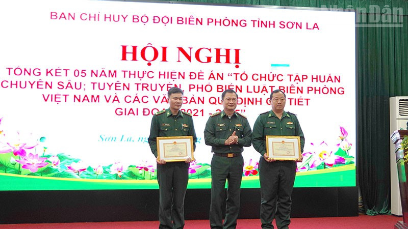Tặng giấy khen cho các tập thể và cá nhân có thành tích trong công tác triển khai và tuyên truyền Luật Biên phòng Việt Nam.