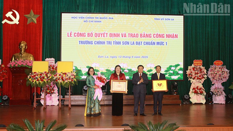 Đồng chí Nguyễn Xuân Thắng trao Bằng công nhận đạt chuẩn mức 1 cho Trường chính trị tỉnh Sơn La.