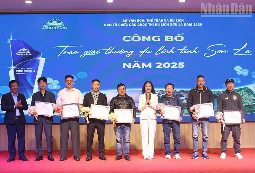 Ban Tổ chức trao giải ảnh đẹp Sơn La cho các tác giả.
