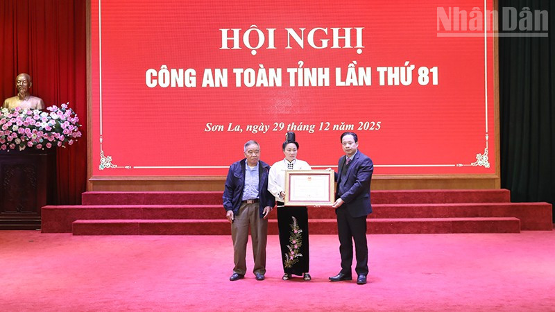 Bí thư Tỉnh ủy Sơn La Hoàng Văn Nghiệm chuyển trao Huân chương Bảo vệ Tổ quốc hạng Ba cho thân nhân gia đình đồng chí Lò Văn Tân, Tổ trưởng Tổ bảo vệ an ninh trật tự ở cơ sở xã Mường La.