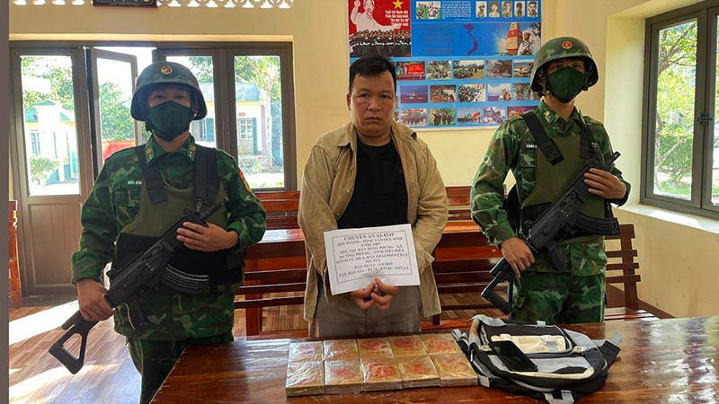 Đối tượng Tòng Văn Quý cùng tang vật tại cơ quan chức năng.