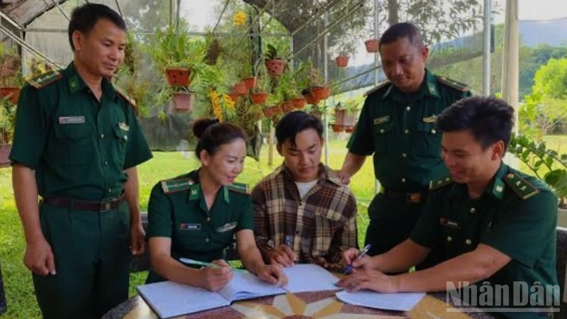 Cán bộ Bộ đội Biên phòng Sơn La hỗ trợ em Thào Tra Pó làm hồ sơ nhập học vào trường Đại học Tài nguyên và Môi trường.