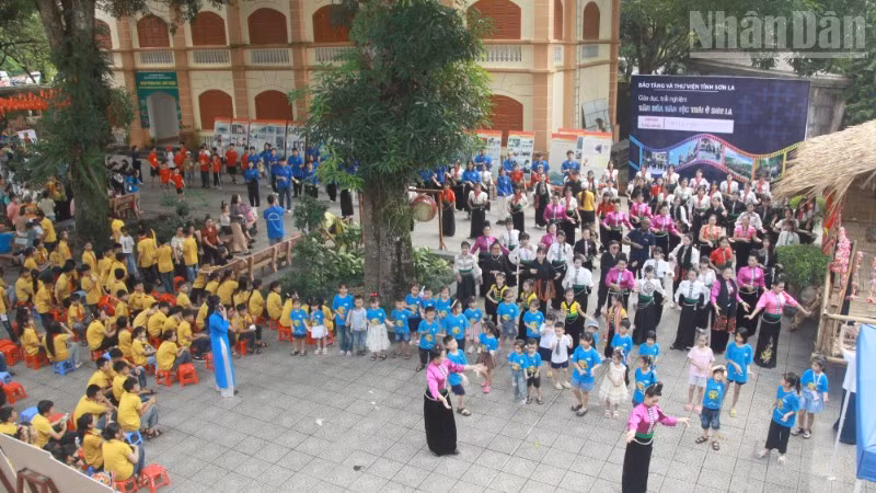 Các nghệ nhân trình diễn vũ điệu kết đoàn và vòng xòe đoàn kết với sự tham gia của các câu lạc bộ dân tộc Thái, du khách, người dân và học sinh... 