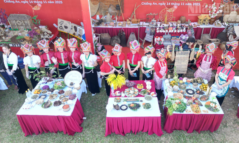 Mâm cỗ với nhiều món ăn dân tộc của bản Phứa Cón, phường Chiềng An thu hút nhiều người tham quan.