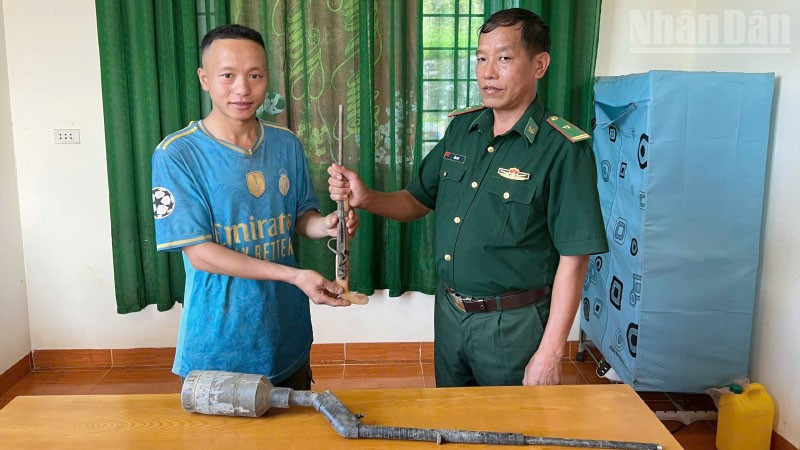 Ông Thào Bả BLồng, bản Bua Hin, xã Mường Hung đã tự nguyện trao nộp 2 khẩu súng tự chế. 