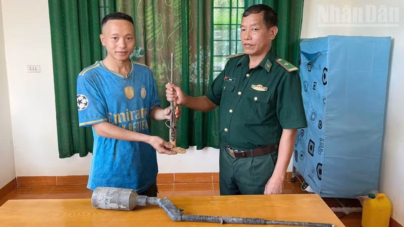 Ông Thào Bả BLồng, bản Bua Hin, xã Mường Hung đã tự nguyện trao nộp 2 khẩu súng tự chế. 