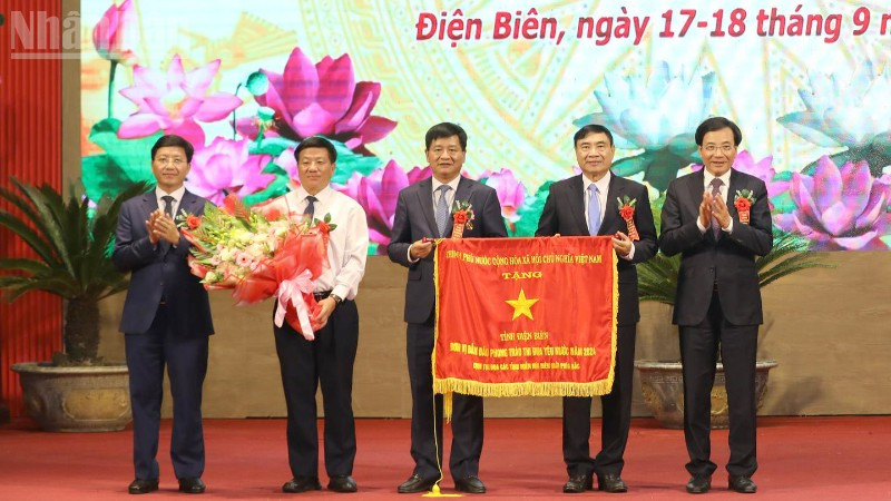 Đồng chí Trần Văn Sơn, Bộ trưởng, Chủ nhiệm Văn phòng Chính phủ trao Cờ thi đua của Thủ tướng Chính phủ cho tỉnh Điện Biên.