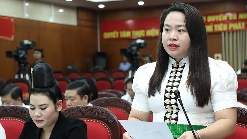 Đại biểu Lường Thị Huyền, Tổ đại biểu số 4 đặt câu hỏi chất vấn đối với đồng chí Phó Chủ tịch Ủy ban nhân dân tỉnh Sơn về việc thực hiện Công điện số 65/CĐ-TTg của Thủ tướng Chính phủ. 