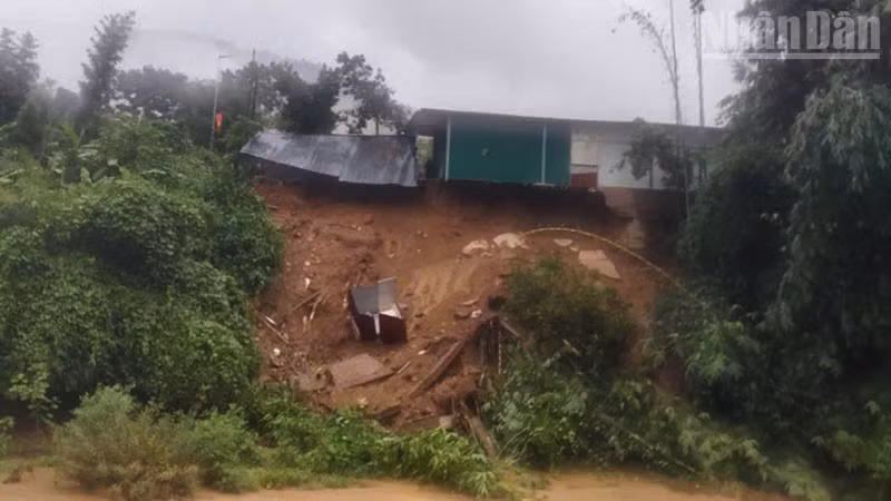 Tại xã Tô Múa, có 6 hộ dân bị ảnh hưởng, trong đó 3 nhà tốc mái, 1 hộ phải di chuyển khẩn cấp do sạt ta-luy và 2 hộ bị đất đá tràn vào nhà. (Ảnh: Người dân cung cấp)