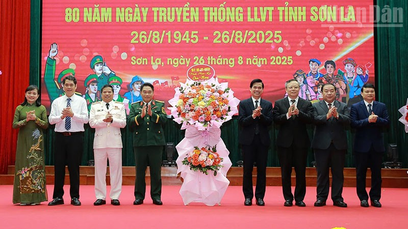 Đồng chí Bí thư Tỉnh ủy Sơn La và các đồng chí trong Ban Thường vụ Tỉnh ủy tặng hoa chúc mừng lực lượng vũ trang tỉnh Sơn La.