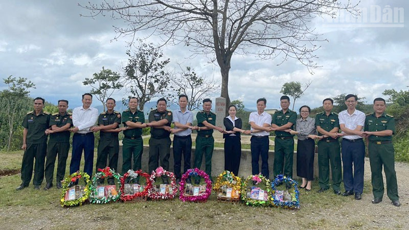 Công an huyện Xiềng Khọ và Đại đội 213, Bộ Chỉ huy Quân sự tỉnh Hủa Phăn đến chúc mừng cán bộ, chiến sĩ đồn Biên phòng Chiềng On tại cột Mốc 230.