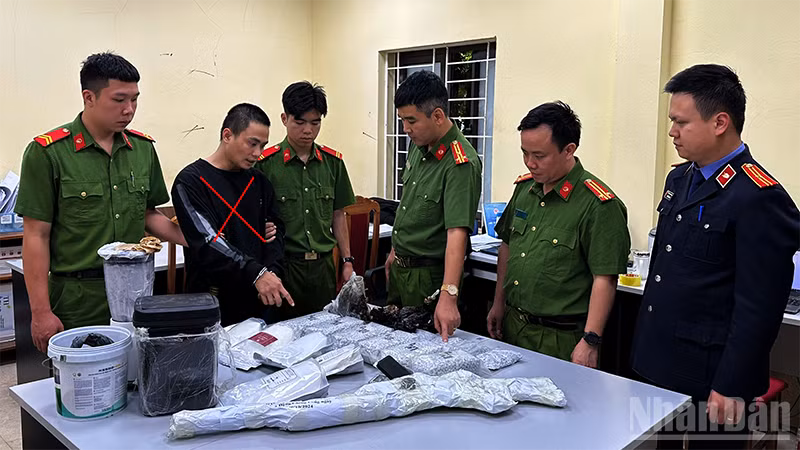 Công an tỉnh Sơn La bắt giữ đối tượng Đặng Giang Long (dấu x) cùng tang vật thời điểm tháng 10/2024.