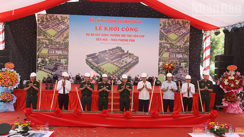Các đại biểu thực hiện nghi lễ khởi công dự án xây dựng Trường nội trú liên cấp tiểu học-trung học cơ sở xã Phiêng Pằn.