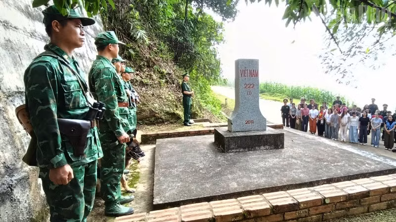 Câu lạc bộ Mầm sách vùng cao Hải Phòng đến thăm và chào cờ tại cột Mốc 222 thuộc Đồn Biên phòng Chiềng On quản lý.