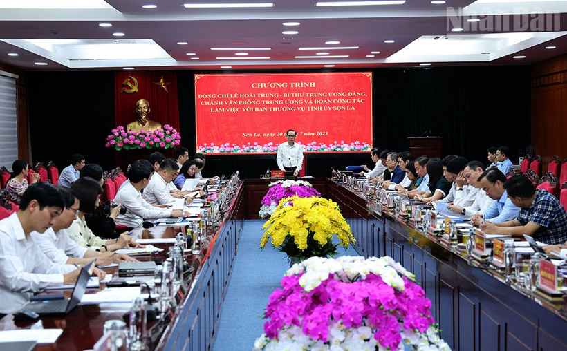 Đồng chí Lê Hoài Trung, Bí thư Trung ương Đảng, Chánh Văn phòng Trung ương Đảng làm việc với Ban Thường vụ Tỉnh ủy Sơn La.