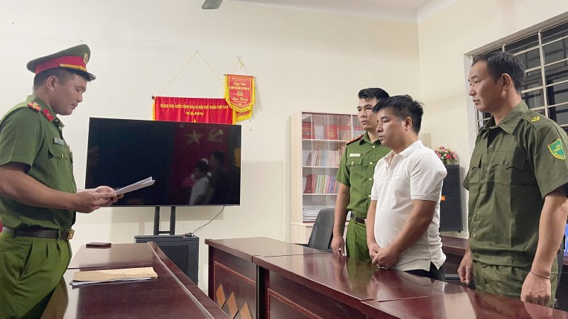 Cơ quan Cảnh sát điều tra Công an tỉnh Sơn La thi hành lệnh bắt bị can Nguyễn Văn Khiêm để tạm giam.