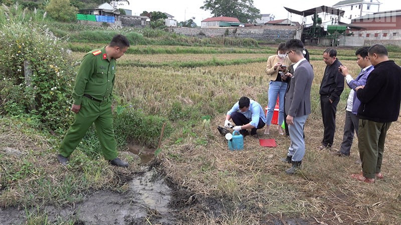 Cơ quan chức năng tiến hành giám định số nước thải từ cơ sở sơ chế cà-phê của ông Lò Văn Thanh đã xả ra môi trường.