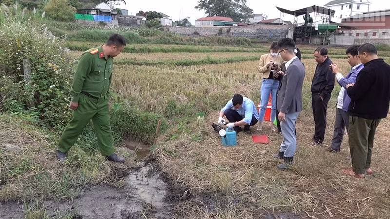 Cơ quan chức năng tiến hành giám định số nước thải từ cơ sở sơ chế cà-phê của ông Lò Văn Thanh đã xả ra môi trường.