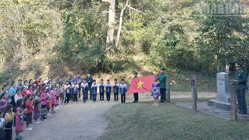 Cán bộ, chiến sĩ Đồn Biên phòng Mường Lạn tổ chức “Tiết học biên cương” cho các cháu học sinh trường phổ thông dân tộc bán trú và tiểu học Mường Lạn chào cờ tại cột mốc 187.