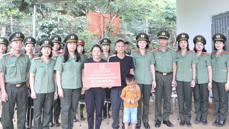 Phụ nữ Cụm thi đua số 2 chuyển trao số tiền 35 triệu đồng sửa chữa nhà cho gia đình hội viên Thào Thị Dua.
