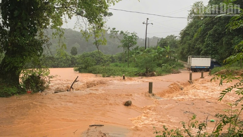 Cầu tại bản Nà Chá, xã Tô Múa, nước chảy xiết khiến giao thông đi lại khó khăn. (Ảnh: Người dân cung cấp)