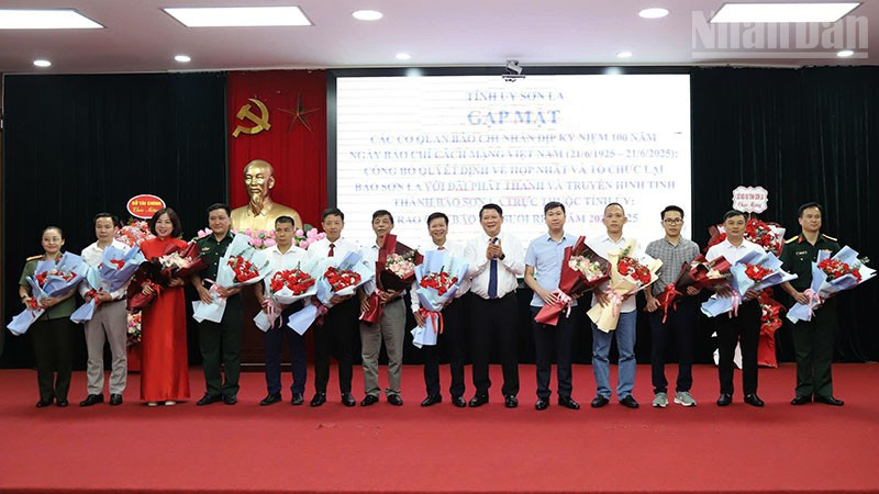 Đồng chí Lò Minh Hùng, Phó Bí thư thường trực Tỉnh ủy Sơn La tặng hoa chúc mừng các cơ quan báo chí Trung ương và địa phương.
