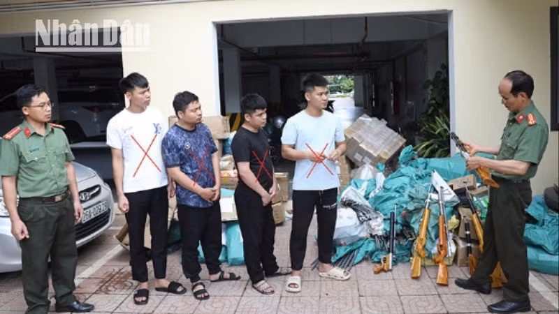 Các đối tượng (dấu X) cùng tang vật tại cơ quan Công an.