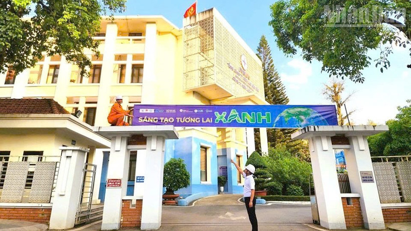 Cùng với hoạt động tuyên truyền, Công ty Điện lực Sơn La còn tổ chức treo băng-rôn lan tỏa hành động xanh hưởng ứng Giờ Trái đất.